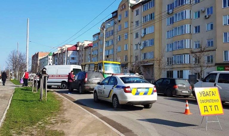 Ранкова ДТП у Франківську: зіштовхнулися легковик та швидка (ФОТО) 8 photo 2021 04 21 09 30 18