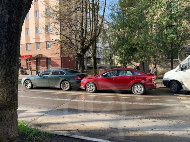 Ранкова ДТП у Франківську: не розминулися два легковики (ФОТО) 5 photo 2021 04 23 08 24 25