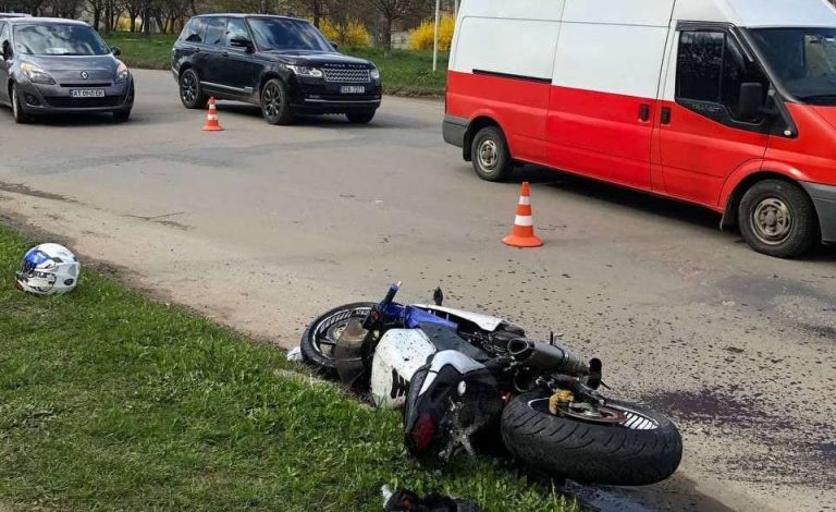 Подробиці ДТП у Франківську за участі мотоцикла та двох авто (ФОТО, ВІДЕО) 5 photo 2021 04 26 22 31 54 2 1