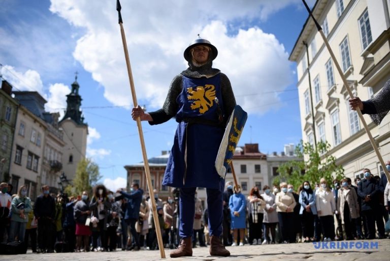 Король, лицарі та герольд: Львів відсвяткував День міста у «середньовічному» форматі 5 1620323831 2853