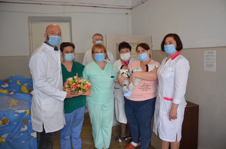 Перша за 2 роки: мешканка Закарпаття на Великдень народила двійню у Яремче (ФОТО)