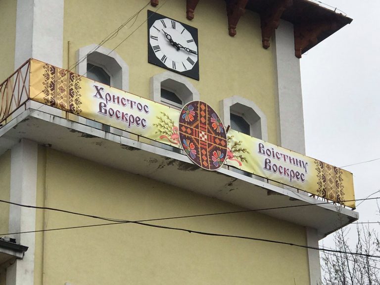 Оздоблена писанками Надвірна готова до Великодня (ФОТО)