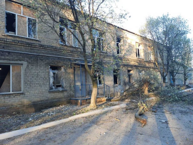 На Донбасі ворог обстріляв лікарню, де лежать десятки хворих на ковід: які наслідки (ФОТО) 5 На Донбасі ворог обстріляв лікарню, де перебувають десятки хворих на ковід: які наслідки (ФОТО)