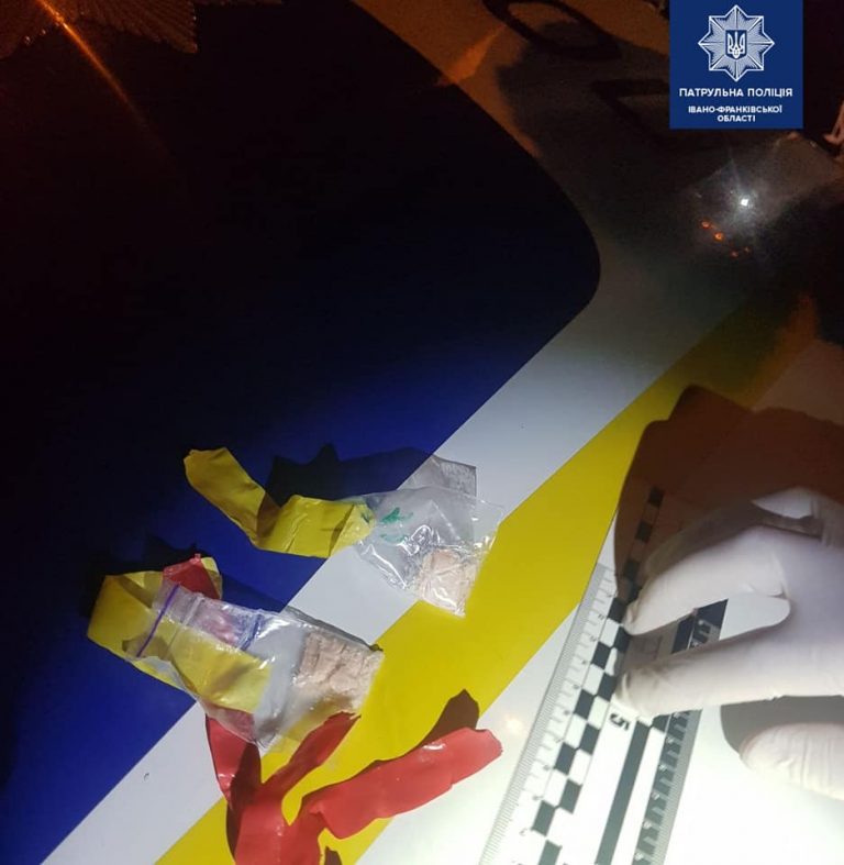 За вихідні у Франківську патрульні тричі натрапляли на чоловіків з наркотиками (ФОТО) 5 182664143 4007704979313605 5117321831418647711 n