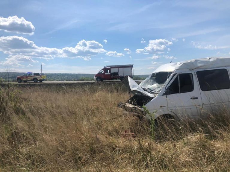 У Калуші перекинувся автомобіль: загинув водій (ФОТО) 6 У Калуші сталася ДТП: загинув водій (ФОТО)