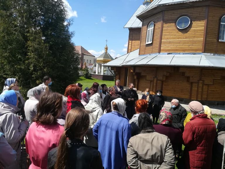 Мешканці Рожнятова "борються" за священника (ФОТО) 2 Мешканці Рожнятова "борються" за священника (ФОТО)