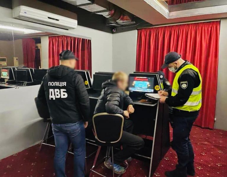 У Франківську припинили роботу підпільного грального закладу (ФОТО) 12 182887974 5892946657412592 2102952243261704550 n