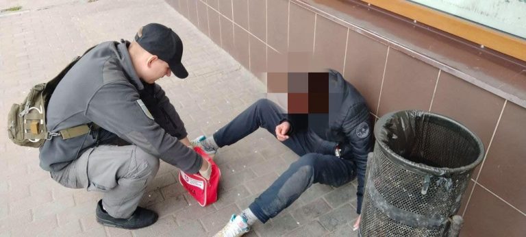 У Франківську муніципали надавали допомогу п'яній жінці (ФОТО)