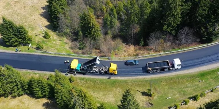 На Прикарпатті на висоті 1013 метрів над рівнем моря ремонтують дорогу до Говерли (ВІДЕО) 7 На Прикарпатті на висоті 1013 метрів над рівнем моря ремонтують дорогу до Говерли (ВІДЕО)