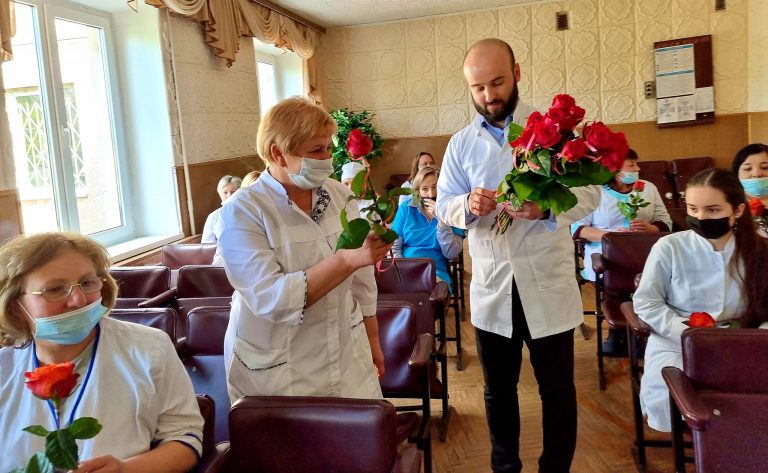 Троянда для медсестри: у Калуші медиків привітали із професійним святом (ФОТО) 8 Троянда для медсестри: у Калуші медиків привітали із професійним святом (ФОТО)