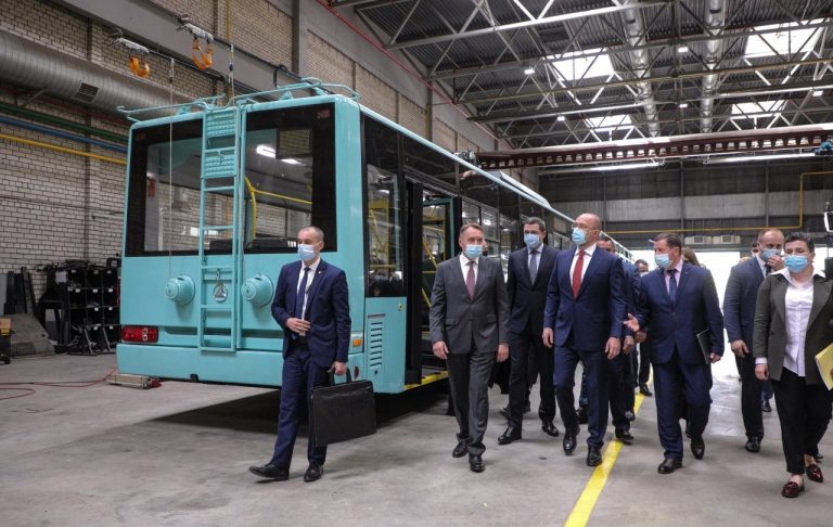 Денис Шмигаль побував на заводі, що випускає в Україні автобуси, тролейбуси, вантажні автомобілі й трамваї 2 185228814 335046054729271 8375324426277215627 n