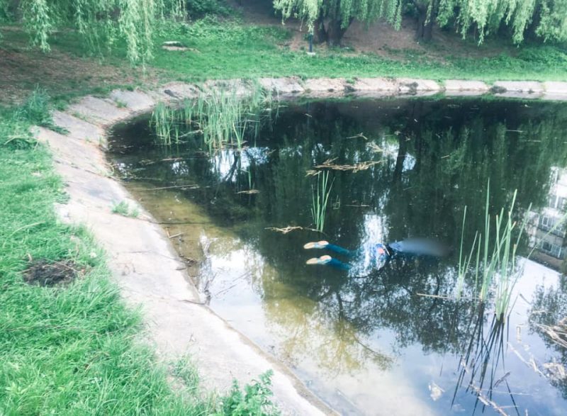 Знайшли в озері: у Франківську поліцейські встановлюють причини смерті 47-річного чоловіка (ФОТО)