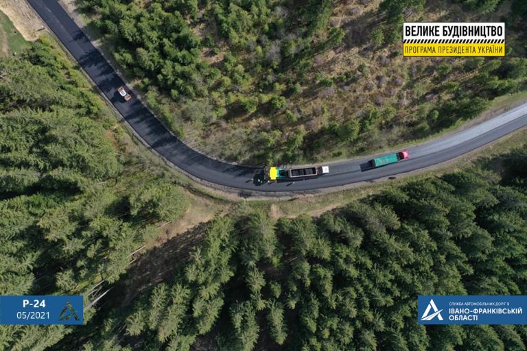 На Прикарпатті ремонтують дорогу на межі Надвірнянського та Верховинського районів (ФОТО)