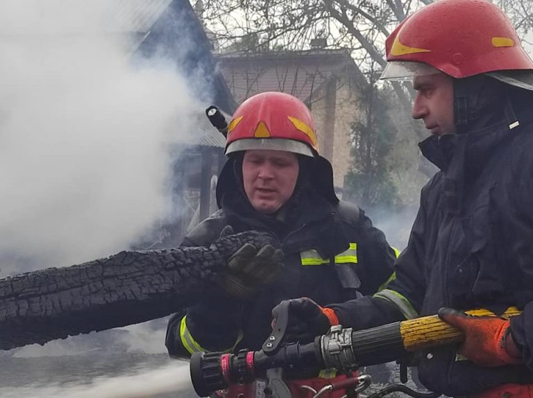 На Франківщині минулої доби горіли два будинки: один через блискавку