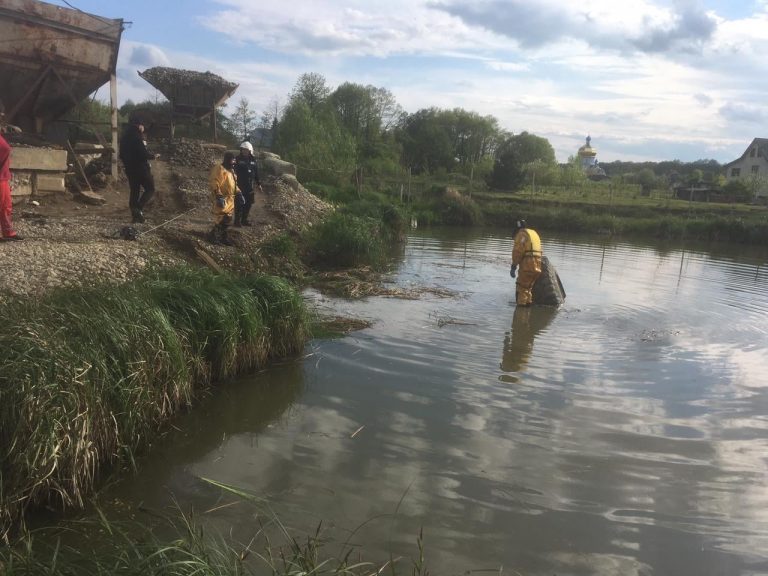 Надзвичайники виявили та підняли на поверхню тіло водія трактора, що перекинувся у ставок (ФОТО) 13 187967886 3949029618550177 8408711867125967201 n