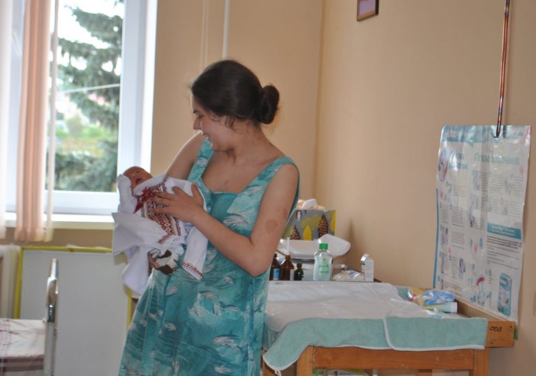 Рогатинський голова подарував вишиванки двом немовлятам у пологовому відділенні лікарні 10 188063344 952903415500035 870745001139745804 n