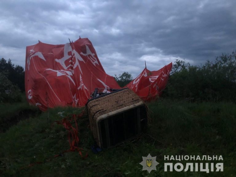 Люди вилітали, хто куди: на Хмельниччині впала повітряна куля (ФОТО) 9 Люди вилітали, хто куди: на Хмельниччині впала повітряна куля (ФОТО)
