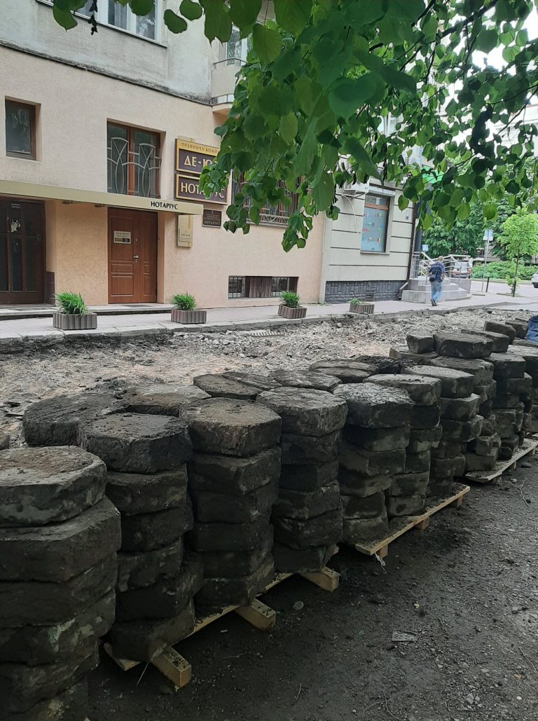 У Франківську знайшли залишки старого дорожнього покриття з трилінки (ФОТО) 10 188900321 161007162641061 6250789330113185732 n