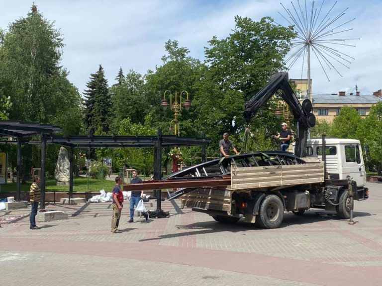 У Франківську почали демонтовувати частину "літника" на Вічевому майдані (ФОТО) 10 188947233 3959712244085474 5440708925353414712 n