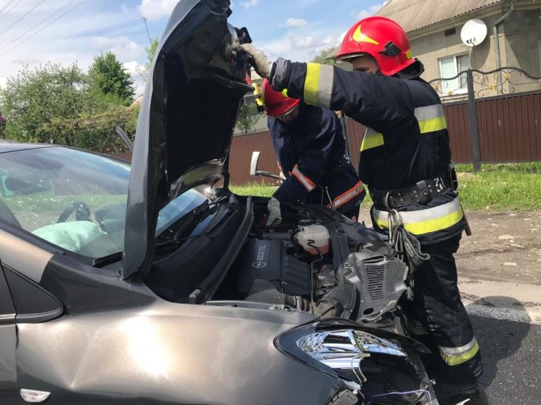 У Бурштині сталася ДТП за участі трьох автомобілів. Є потерпіла (ФОТО, ВІДЕО) 6 189449540 3962840873835718 2129460299295251494 n