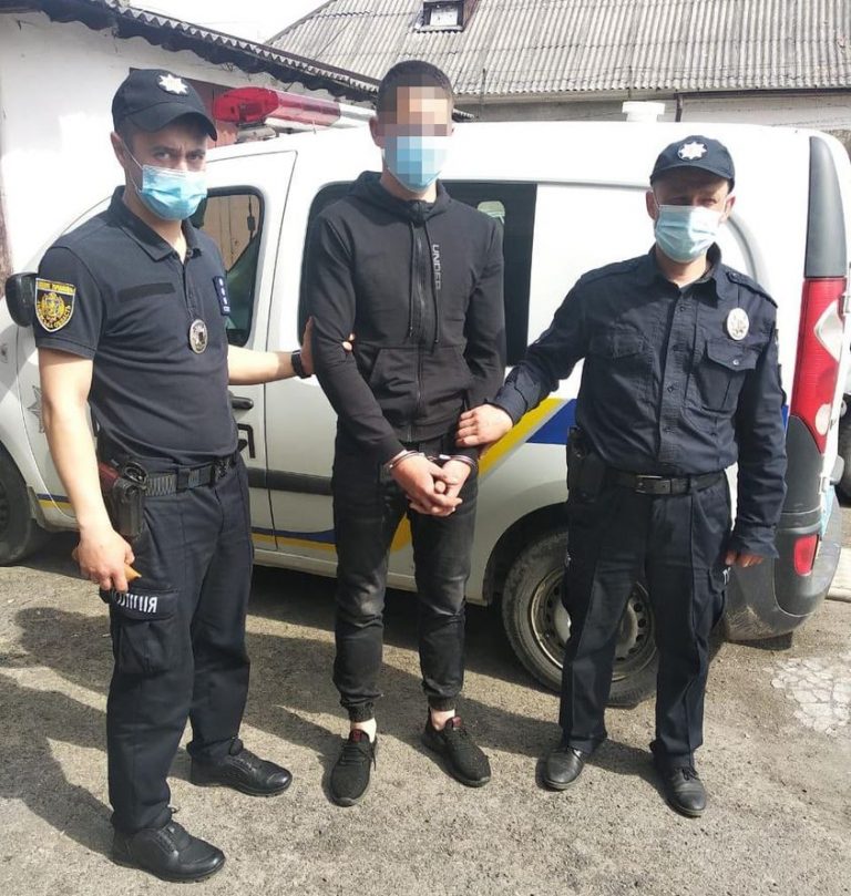 У лісовому масиві на Львівщині стріляли з рушниці в поліцейського (ФОТО) 1 У лісовому масиві на Львівщині стріляли з рушниці в поліцейського (ФОТО)