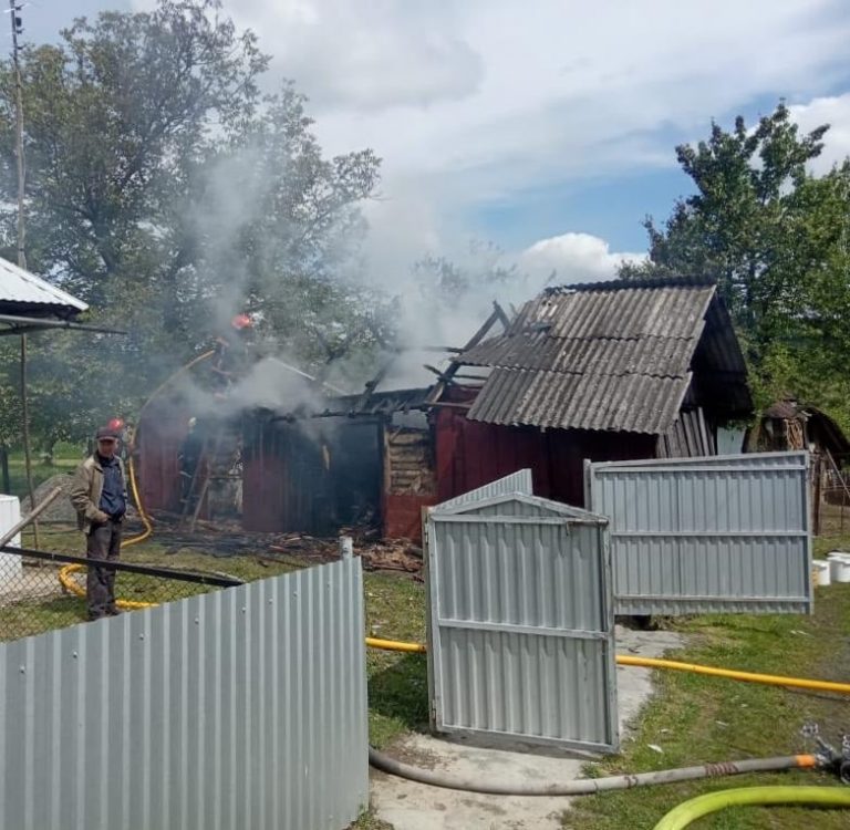 У Печеніжині горіла господарська будівля (ФОТО) 12 189819889 3962517670534705 196931514020005777 n