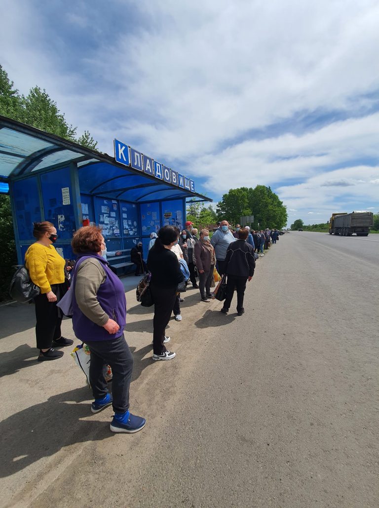 50 людей чекають по півгодини: франківці не мають чим добиратися до кладовища (ФОТО) 10 50 людей чекають по півгодини: франківці не мають чим добиратися до кладовища (ФОТО)