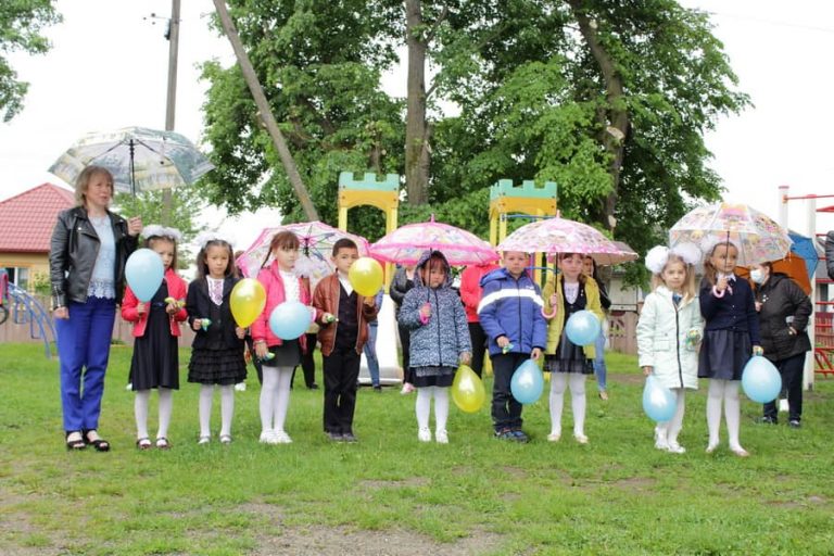 У трьох школах на Тисмениччині пролунав останній дзвоник (ФОТО)