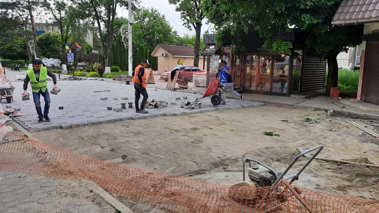 У Бурштині ремонтують дорогу: чекали на це роками (ФОТО)
