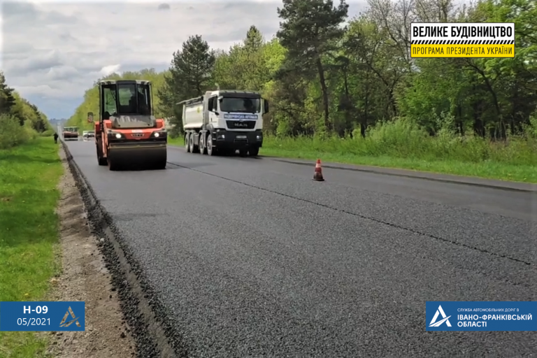 На Богородчанщині укладають асфальтобетон на дорозі між двома селами (ФОТО)