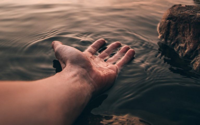 Водолази виявили у річці Дністер тіло чоловіка 11 5d9edfaca2ea9 ruka voda kasanie 126279 2560x1600jpg