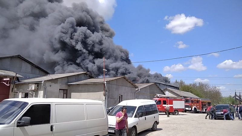 В Івано-Франківську на вулиці Польовій горять склади