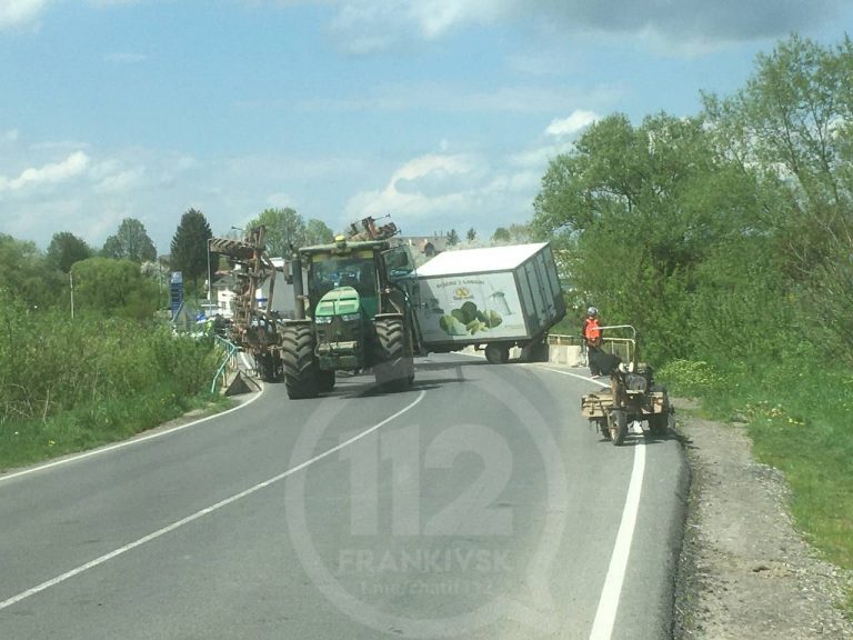 На об’їзній дорозі Тлумача зіштовхнулися трактор та вантажівка: рух заблокований (ФОТО) 7 9fba6964 b43c 45b5 8947 0183cb278d65