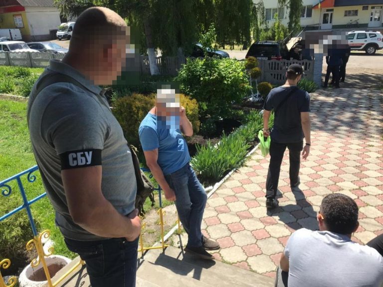 На Прикарпатті 200 тис. грн за уникнення перевірки щодо використання землі викрили старосту округу та двох депутатів сільради