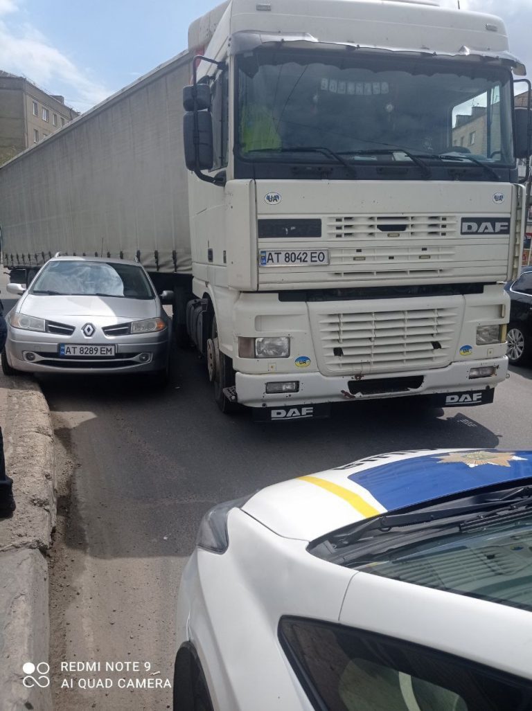 "Через неуважність": на мості на Пасічну трапилася ДТП (ФОТО) 9 IMG 20210515 190612 444