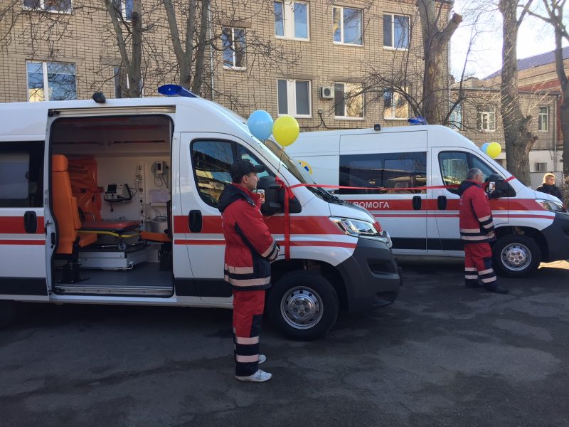 На Тернопільщині медзакладам вручили 13 автомобілів екстерної медичної допомоги