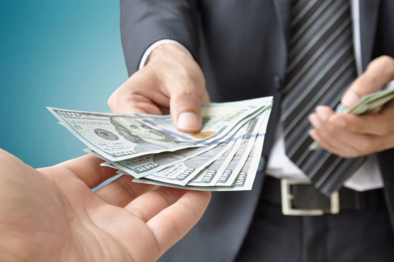 Хабар понад $100 тисяч: НАБУ і САП викрили посадовців СБУ та адвоката 9 У Коломиї судитимуть службовця за хабар у 1500 доларів