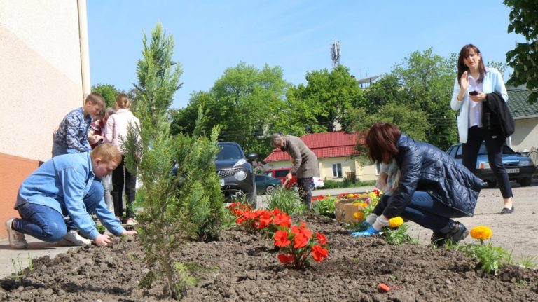 Учні ліцеїв та пластуни роблять Рогатин квітковим (ФОТО) 3 e993bd2af85ebc7