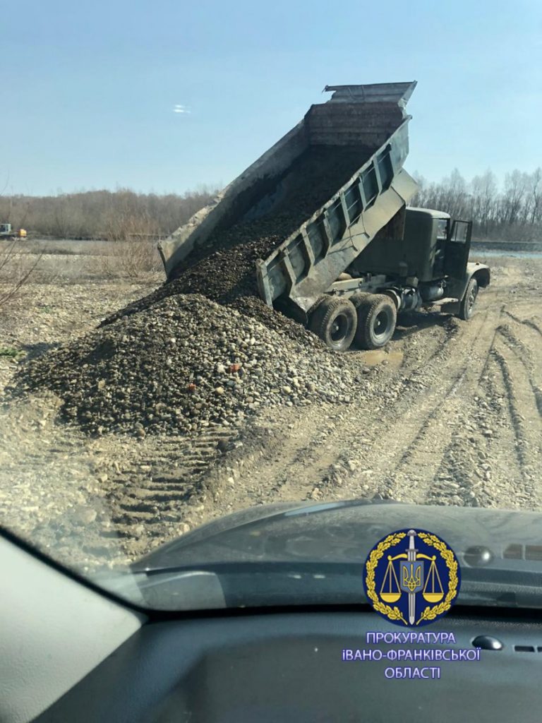 На Прикарпатті незаконно видобували піщано-гравійну суміш у промислових масштабах: чим закінчилось 6 img 20200319 wa0013 large