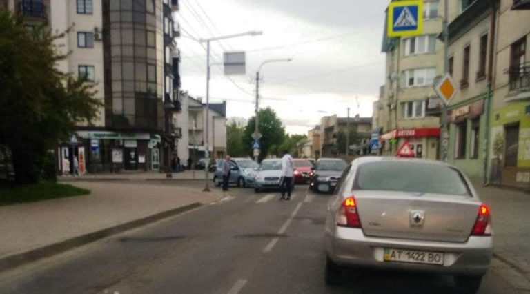 ДТП в Івано-Франківську: рух ускладнено (ФОТО) 3 photo 2021 05 13 17 15 20