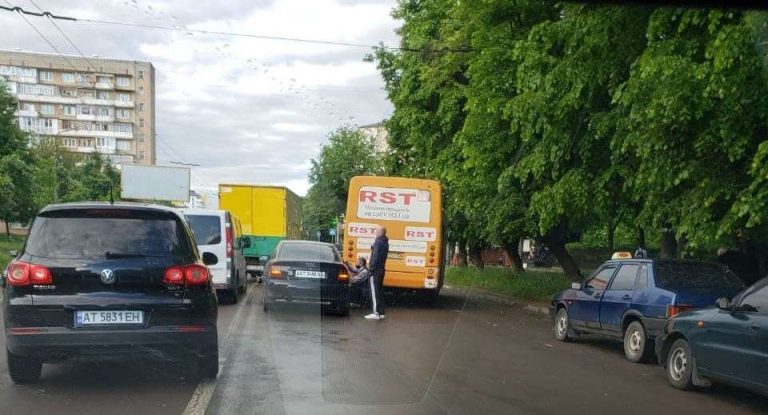 Ранкова ДТП у Франківську: зіштовхнулися маршрутка та легковик (ФОТО) 9 photo 2021 05 24 08 06 49