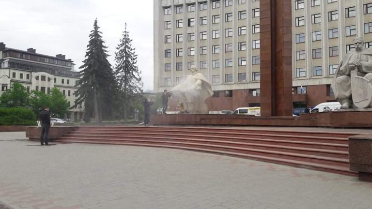 В Івано-Франківську вмивають цимбаліста та бандуриста на площі біля ОДА (ФОТО) 5 В Івано-Франківську вмивають цимбаліста та бандуриста на площі біля ОДА (ФОТО)