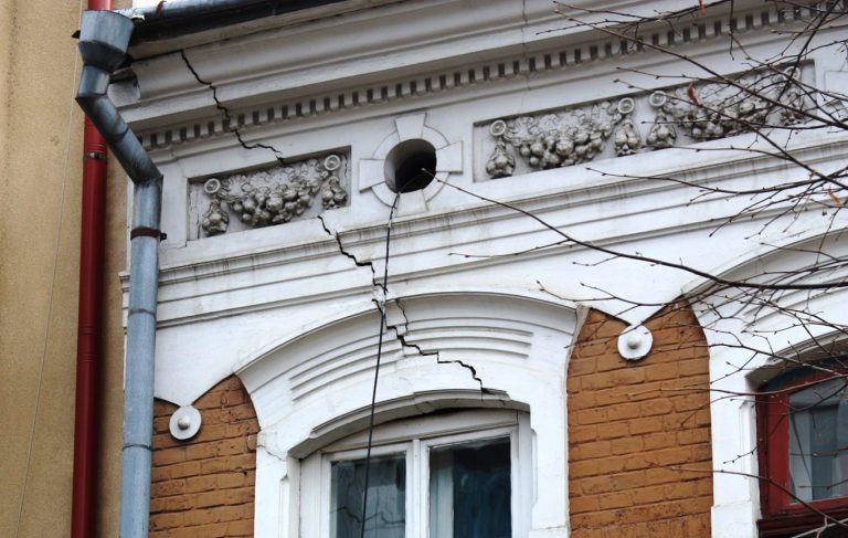 У середмісті Франківська під загрозою руйнування опинився старий будинок (ФОТО) 9 1 5