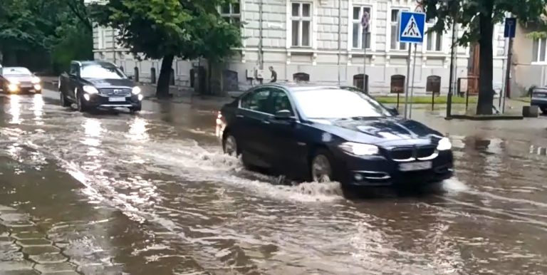 Після потужної зливи вулиці Івано-Франківська перетворилися на річки (ВІДЕО) 7 111 1