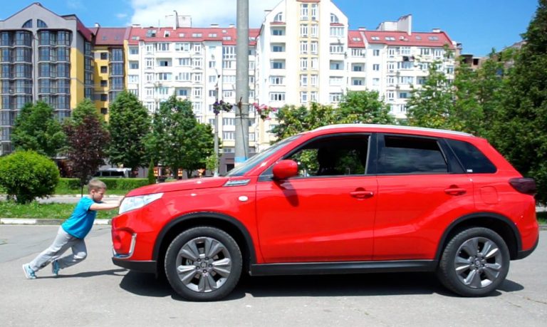Маленький богатир: 6-річний хлопчик з Калуша зрушив з місця легковий автомобіль (ВІДЕО)