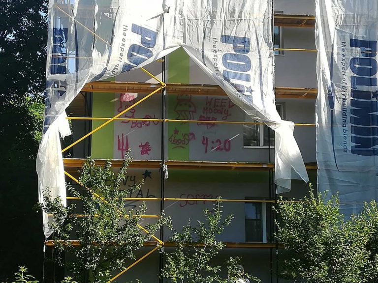 У Калуші невідомі розписали щойно відремонтований будинок (ФОТО) 5 1624354254 7cd6da95aaea6cd62eb3