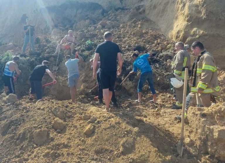 На пляжі в Одеській області стався зсув ґрунту: під землею шукають людей 9 1624373606 9718