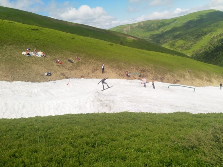 В шортах і купальниках: у Карпатах туристи досі катаються на лижах (ФОТО)