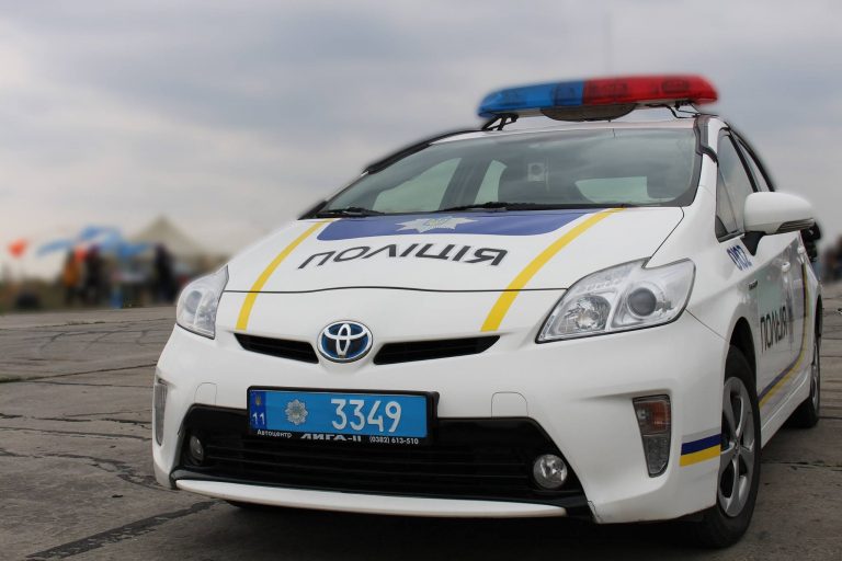 У Франківську жінка підбігла і поранила ножем двох людей