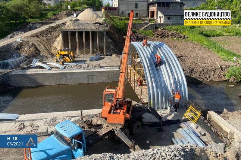 На автошляху Н-18 Івано-Франківськ – Бучач – Тернопіль вперше за 50 років ремонтують міст (ФОТО)